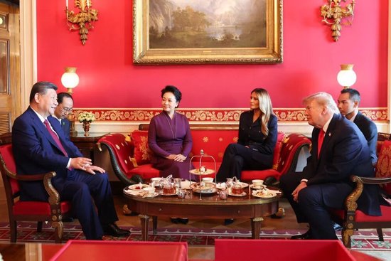 习近平和彭丽媛同特朗普夫妇茶叙，高清大图来了！