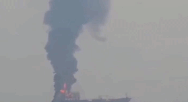 伊朗称一艘违规油轮在霍尔木兹海峡南部触雷爆炸起火