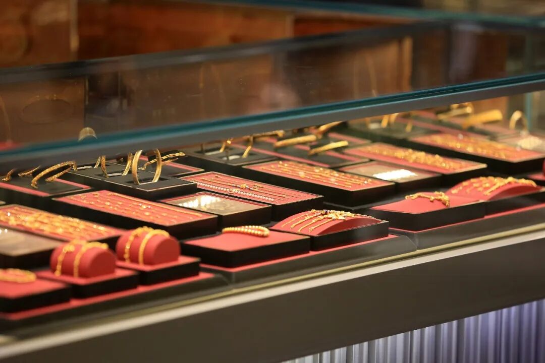 金饰克价，年内跌了近550元！大金镯子又香了→